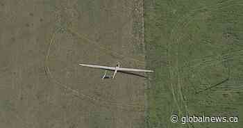 1 person dead after glider crashes near southern Alberta highway