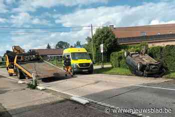 Auto gaat over de kop