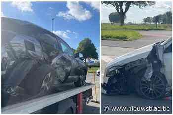 Vrouw (23) naar ziekenhuis na zware klap tussen twee wagens