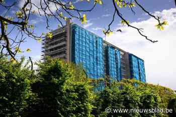 Gebouw in Molenbeek al vijf jaar onder blauw zeil: “Jarenlang in het donker leven, op den duur schaam je je daarvoor”