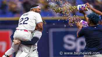 Siri follows tremendous catch with walk-off hit in the 9th