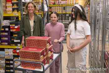 Amaris (11) en Talwassa (11) zijn voor één dag baas van Torfs: “Ik heb nog nooit zoveel schoenen gezien”