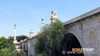 Oltre il parapetto del ponte minaccia di gettarsi nel vuoto