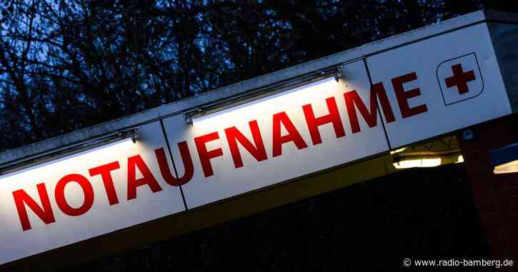 Frau beim Aussteigen aus rollendem Auto schwer verletzt