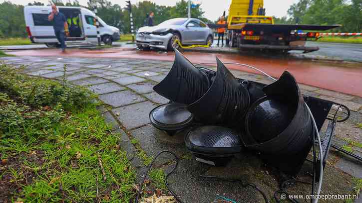 Wachtend bij een stoplicht wordt een fietser aangereden, 'situatie slecht'