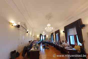 Trouwers en jubilarissen opnieuw welkom in raadszaal nadat plafond werd hersteld: “Eigenheid van de zaal is behouden”