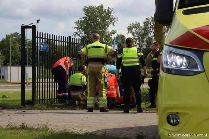 Automobilist gewond na botsing tegen boom, trauma helikopter geland