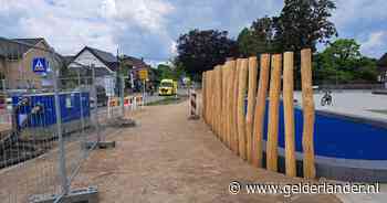 Brandweer bevrijdt jongen die vastzat tussen twee houten palen