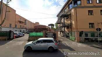 Con bombole e cannello del gas minaccia i passanti davanti alla sede del municipio, poi si cosparge di benzina