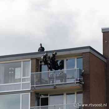 112 Nieuws: arrestatieteam haalt man van balkon in Zwolle