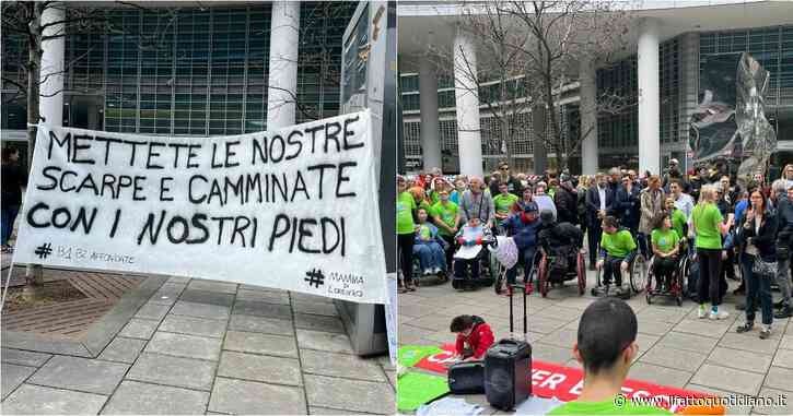 Tagli ai fondi per i caregiver, la Lombardia fa parziale dietrofront dopo le proteste. “Ma le nuove risorse non sono strutturali”