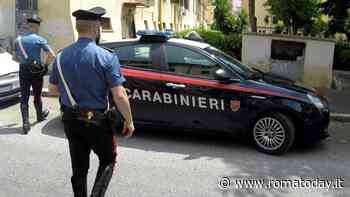 Sfonda porta di casa della ex e ferisce il nuovo compagno con delle forbici