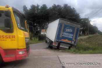 Vrachtwagen zakt weg in bocht