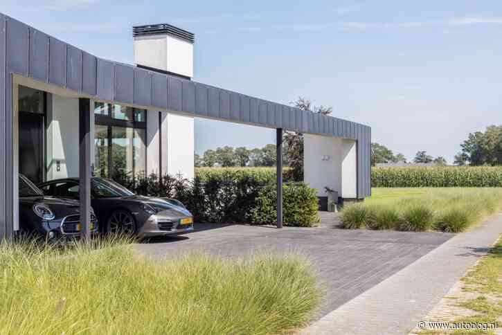 Villa van 2,6 miljoen in Laren heeft toffe auto’s voor én in de garage