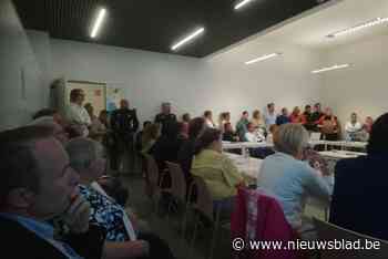 Zo veel volk voor ‘voetbaloorlog’ dat Alkense gemeenteraad moet verhuizen naar cafetaria