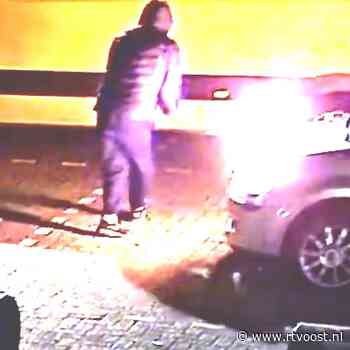 Waarom wordt deze Renault in brand gestoken in Almelo?