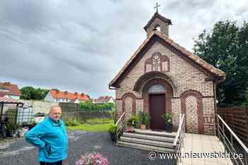 Koppel heeft een verscholen kerkje in hun tuin: “Mensen reizen uit Griekenland voor bezoekje”