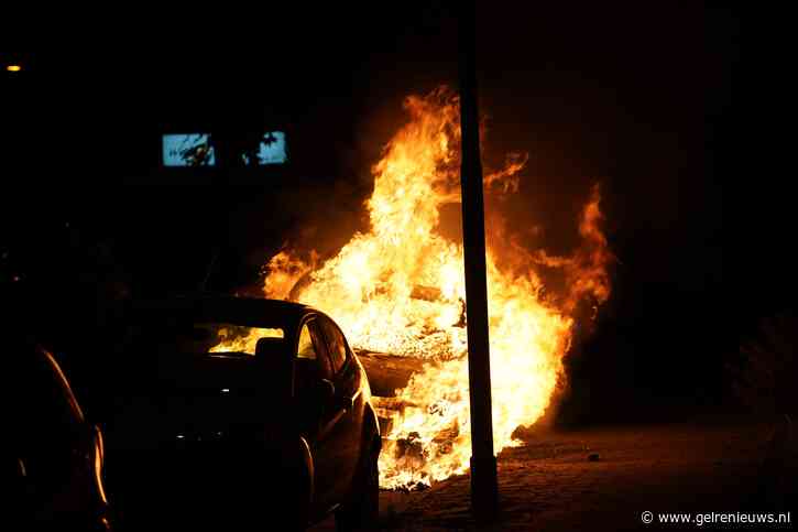 Hybride auto vliegt in brand, brandweer heeft moeite met blussen