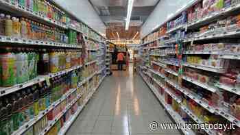 Pugno al volto del commesso che lo sorprende a rubare al supermercato