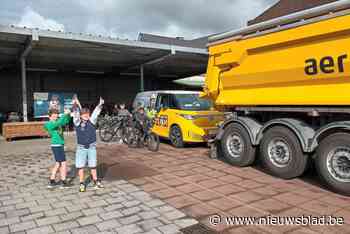 “Rechts achter een vrachtwagen blijven”