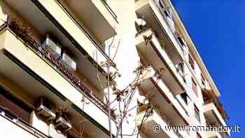 In via Gino Capponi è ancora emergenza acqua: "Interruzioni continue, siamo esasperati"