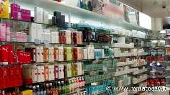 Rimuove l'antitacceggio e ruba profumi al centro commerciale, bloccato da un vigilante