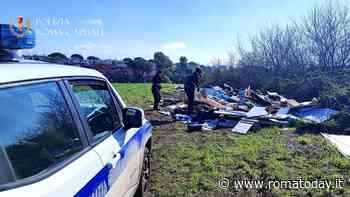 Una discarica di 300 metri quadri con mobili e materiali del palazzo in ristrutturazione