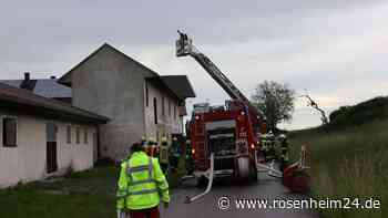 Großalarm bei Tüßling: Schwelbrand auf Bauernhof – Zahlreiche Feuerwehren im Einsatz