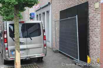 Twintiger onder invloed rijdt in op zijgevel van nachtwinkel