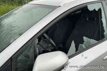 Onbekenden slaan minstens twintig autoruiten in op Jan Van Rijswijcklaan: “Niet in elke wagen buit gemaakt”