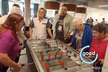 Bejaarden en kinderen doen samen aan sport en spel in woonzorgcentrum Cecilia in Alken