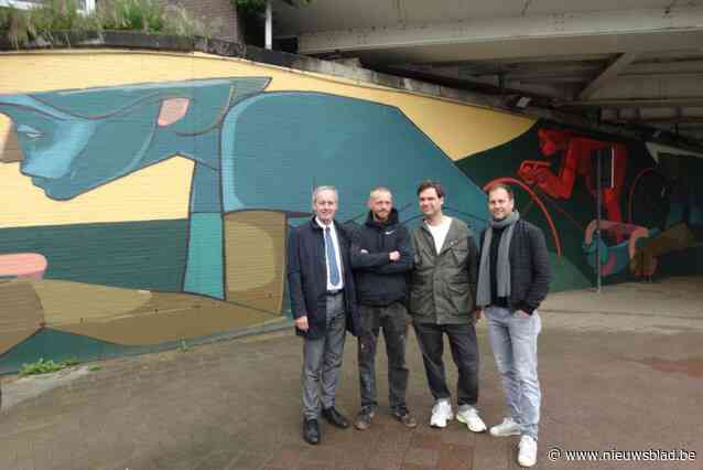 Muurschilderij brengt hulde aan lokale wielergeschiedenis: “Vier wielrensters rijden ‘ongeremd’ naar Sint-Niklaas”