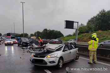 Vier mensen naar ziekenhuis overgebracht na zware klap op E40: twee van hen nog altijd in levensgevaar