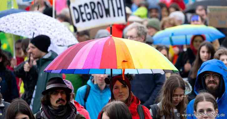 2000 Menschen bei regnerischem Klimastreik zur Europawahl