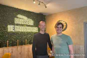 Na verwoestende brand in november heropenen Thierry (29) en Bjorn (27) hun brasserie: “Op de plaats waar het vuur ontstond, staan symbolisch bloemen”