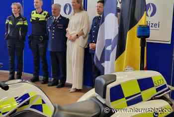 Motor van politie Beringen/Ham/Tessenderlo geshowd bij voorstelling van nieuwe markeringen en nieuw uniform voor politie