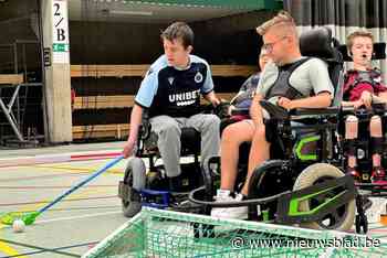 Wijn proeven en powerchair hockey spelers steunen