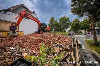 Bagger leistet ganze Arbeit: Vom Brandhaus bleiben nur Trümmer übrig