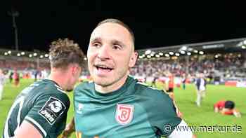 Ekstase pur: Andreas Geipl feiert mit Regensburg Aufstieg in die 2. Bundesliga