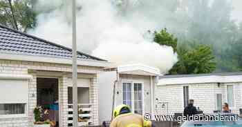 Felle brand verwoest caravan op woonwagenkamp, bewoner ademt rook in