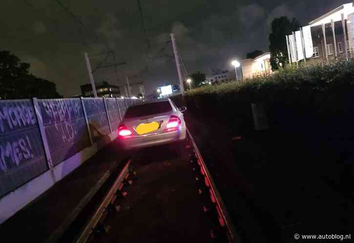 Alcomobilist in Mercedes CLK rijdt spoor op in Rotterdam