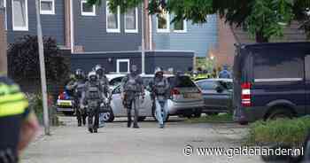 Arrestatieteam in Nijmeegse woonwijk haalt persoon uit woning, ook brandweer ter plaatse