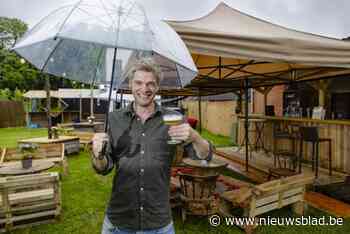 Volgende tien dagen nog geen zomerse temperaturen: zomerbars en kledingzaken kreunen onder regenweer