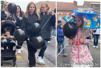 Tweede rouwmars in een week trekt door kleinste stad: “We willen een oplossing voor onze enige school”