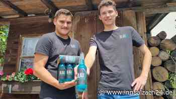 Max und Johannes machen „Blauli“: Partygetränk aus Emmerting ist einzigartig in der Region
