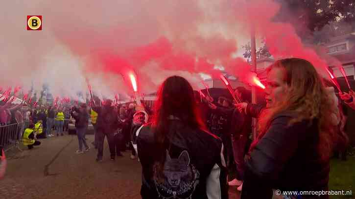 Ronkende motoren en rokende fakkels voor doodgestoken Dustin (16)