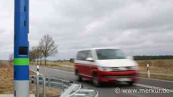 Blaue Säulen am Straßenrand sind keine Blitzer – Fahrer sollten trotzdem aufpassen