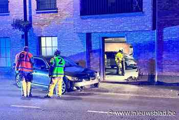 Auto vliegt in gevel van appartementsgebouw