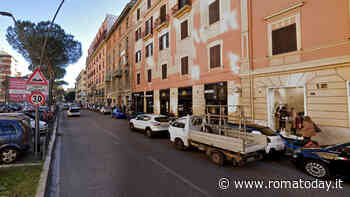 Maxi rissa fra bande davanti al McDonald's, 17enne accoltellato ad una mano