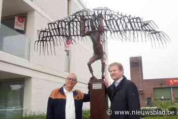 Metaalsculptuur met bijl als hoofd en klauwhamers als voeten